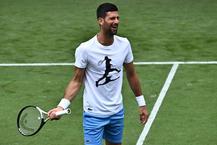 Djokovic in allenamento la scorsa settimana, tutto sorridente.
