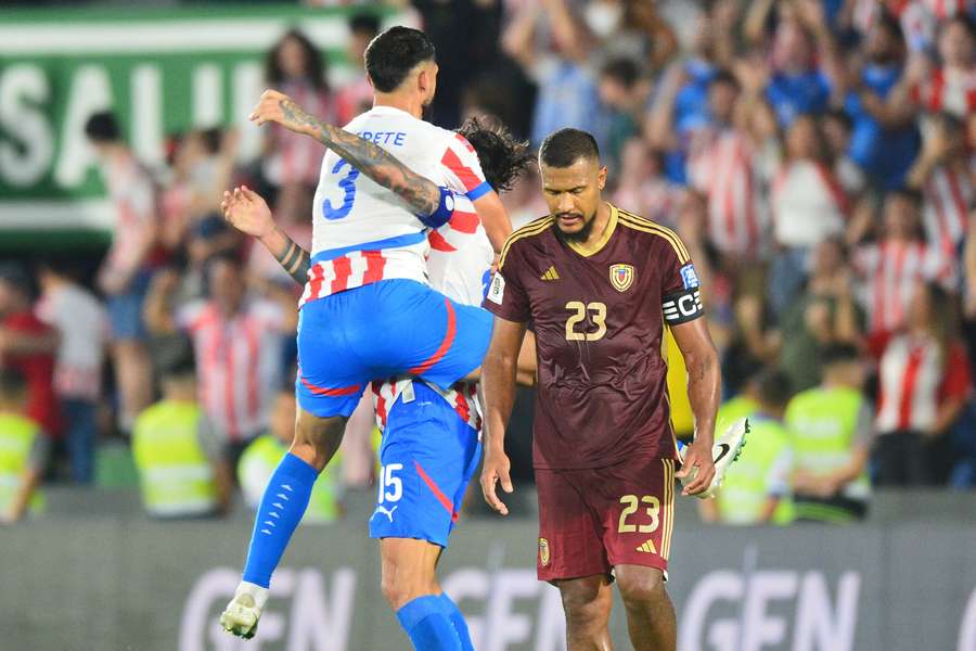 Salomón Rondón perante os festejos dos paraguaios