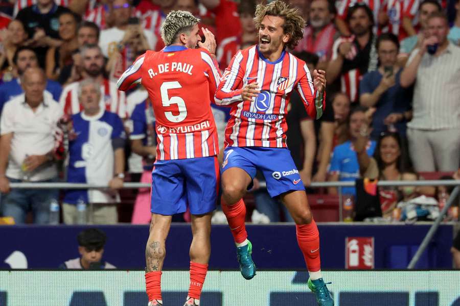 Antoine Griezmann en Rodrigo De Paul vieren de 2-0 van Atletico