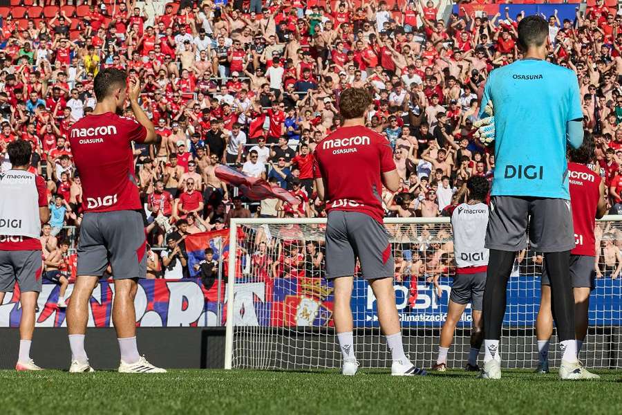 Los jugadores, cerca de la grada
