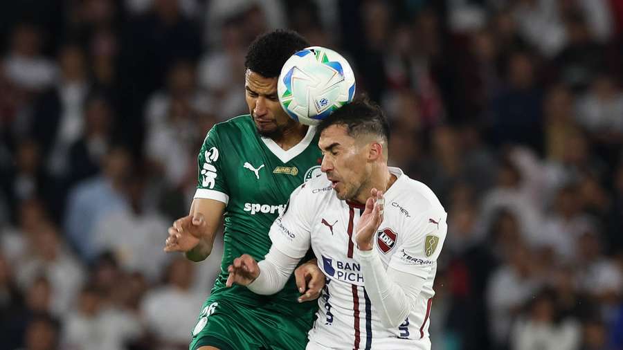 Murilo disputa a bola pelo alto durante jogo contra a LDU, em Quito Murilo disputa a bola pelo alto durante jogo contra a LDU, em Quito