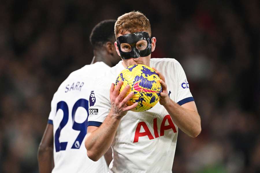 Dejan Kuluševski po gólu, kterým poslal Tottenham v Nottinghamu do vedení 2:0.