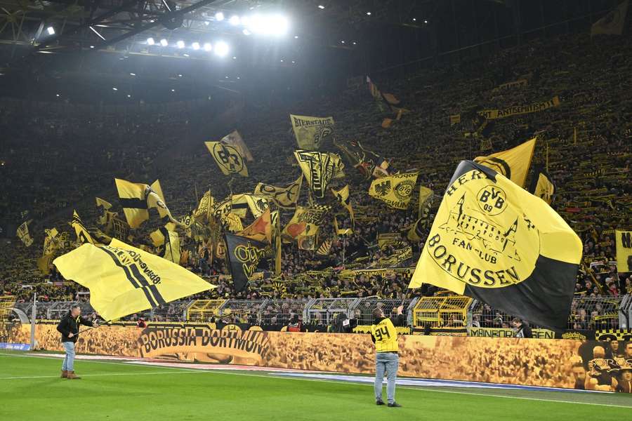 Slavná Südtribune Borussie Dortmund pojme až 25 tisíc fanoušků.