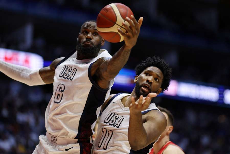 Die beiden NBA-Stars LeBron James (l.) und Joel Embiid (r.) nehmen an Olympia 2024 teil.