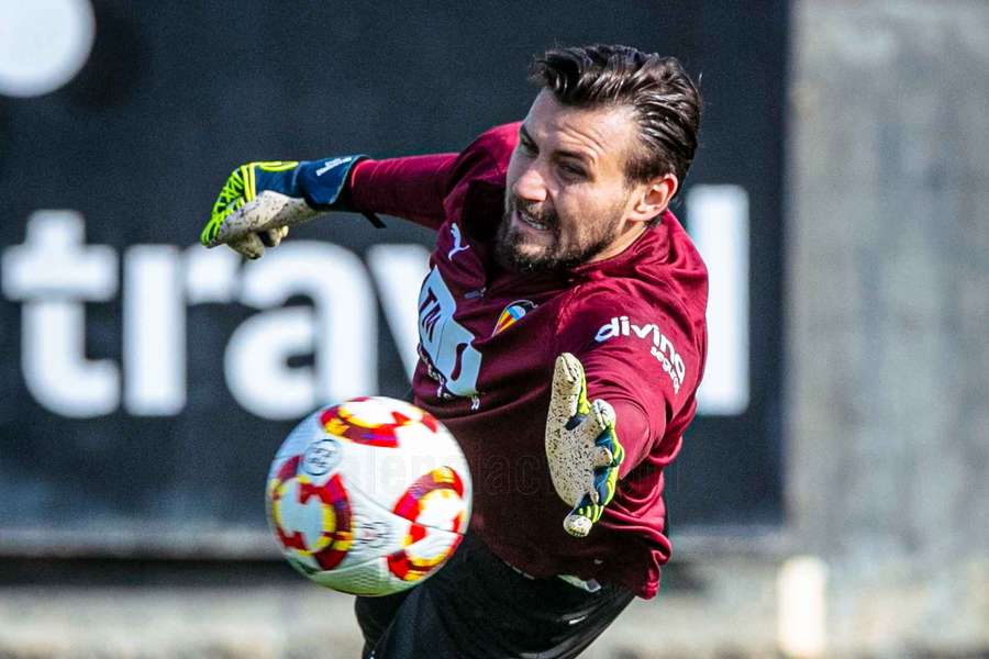 Dimitrievski, durante un entrenamiento con el Valencia.