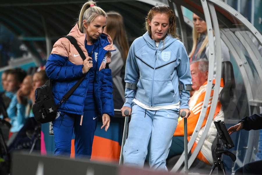 Keira Walsh (dir.), média da Inglaterra, caminha com muletas depois de se ter lesionado durante o jogo entre a Inglaterra e a Dinamarca