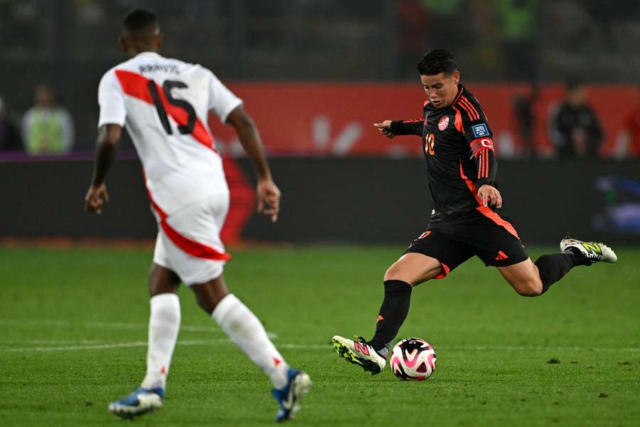 James Rodríguez intenta el disparo durante el encuentro ante Perú