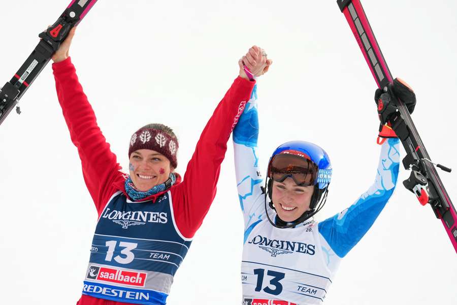 Breezy Johnson e Mikaela Shiffrin esultano dopo la vittoria nella combinata