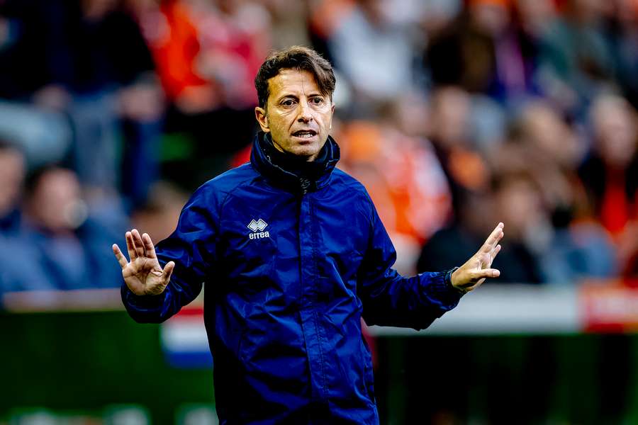 Trener Malty Emilio De Leo obecny podczas meczu pomiędzy Holandią a Maltą na stadionie w Groningen w Holandii, 10 czerwca 2025 r. Trener Malty Emilio De Leo obecny podczas meczu pomiędzy Holandią a Maltą na stadionie w Groningen w Holandii, 10 czerwca 2025 r.