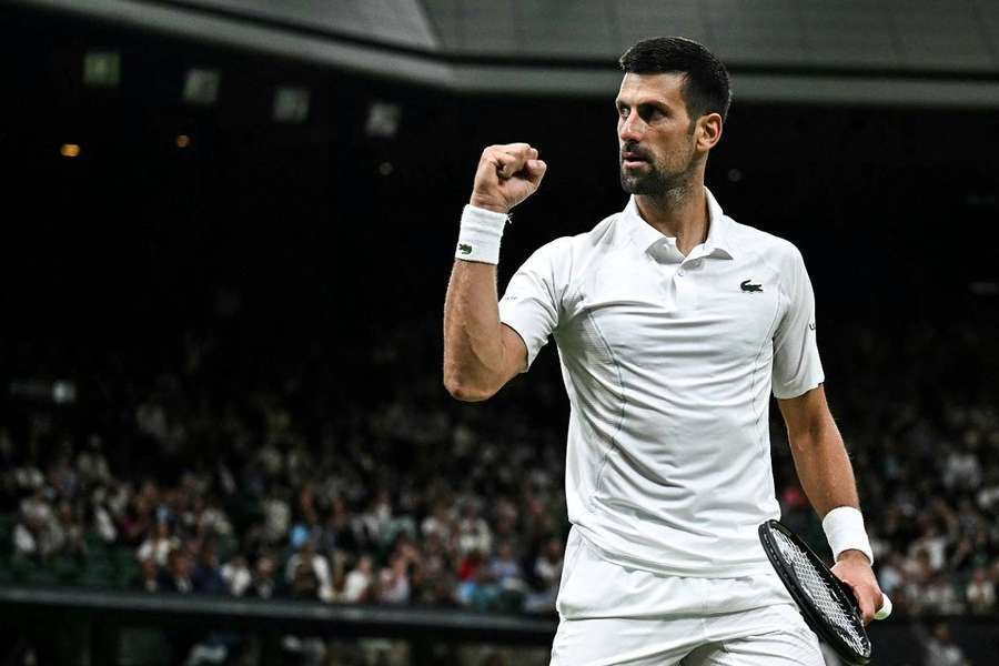 Novak Djokovic a battu sans problème Rune lundi et jouera les quarts à Wimbledon. 