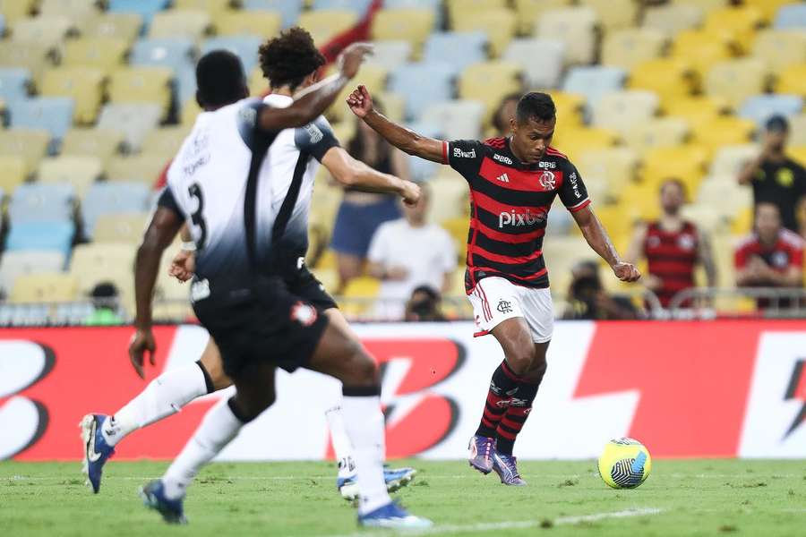 Alex Sandro fez o golo do Flamengo contra o Corinthians