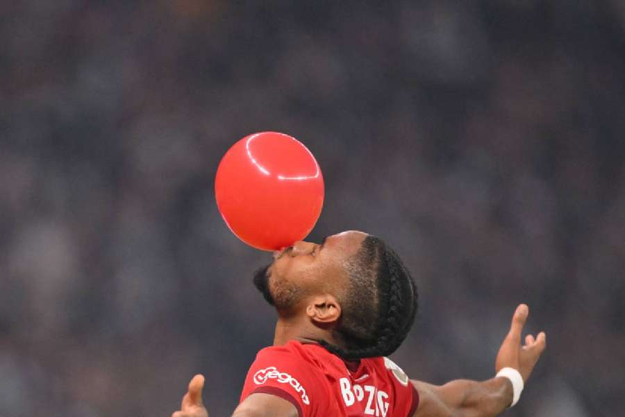 Nkunku celebrando con un globo rojo