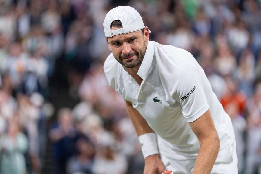 Grigor Dimitrov si při zápasu ve Wimbledonu natrhnul prsní sval.
