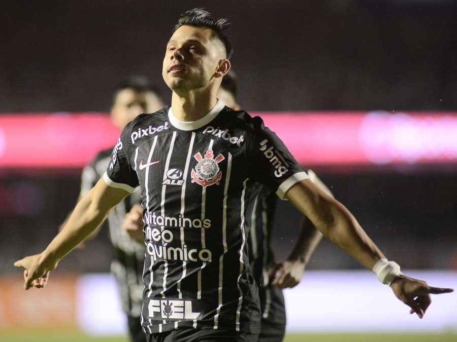 Romero comemora gol do Corinthians com 3 minutos de bola rolando