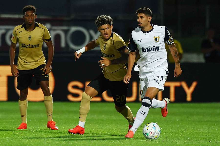 Maxi Araújo perante Gil Dias no Famalicão-Sporting Maxi Araújo perante Gil Dias no Famalicão-Sporting