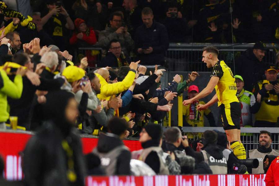 Schlotterbeck (r.) beim Jubel mit den BVB-Anhängern