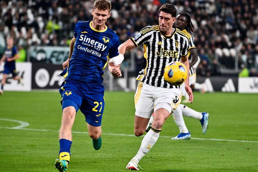 Vlahovic tenta desembaraçar-se de um adversário