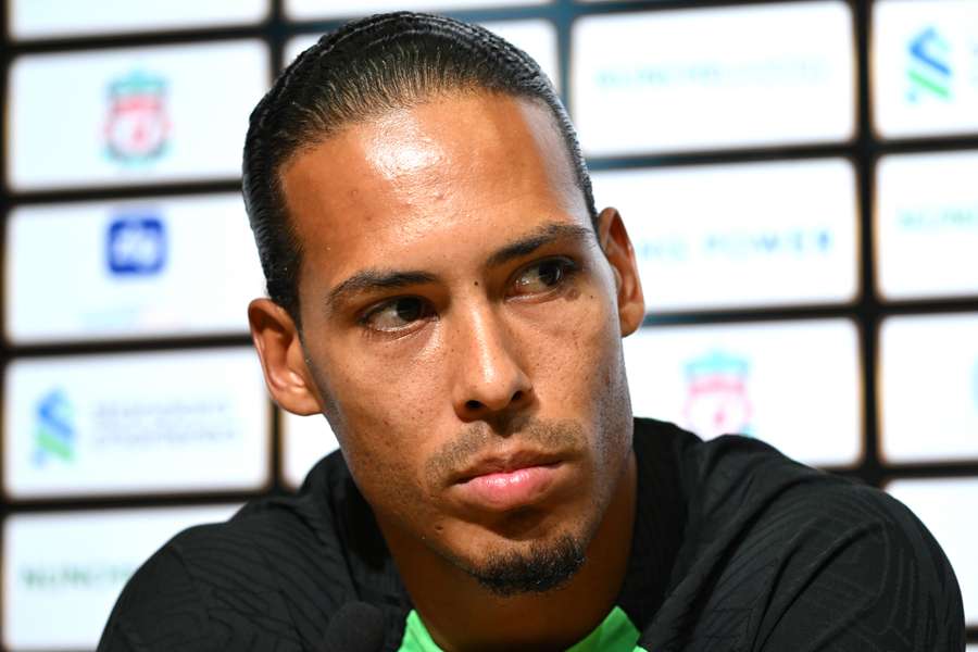 Virgil van Dijk, fundașul lui Liverpool, participă la o conferință de presă în Singapore