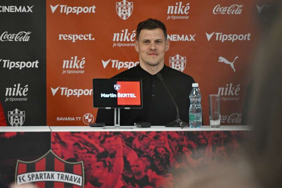 Martin Škrteľ počas tlačovej konferencie pri svojom predstavení.
