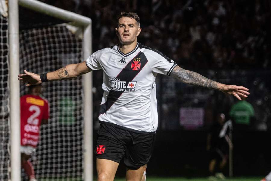Vegetti marcou o terceiro gol do Vasco em São Januário 