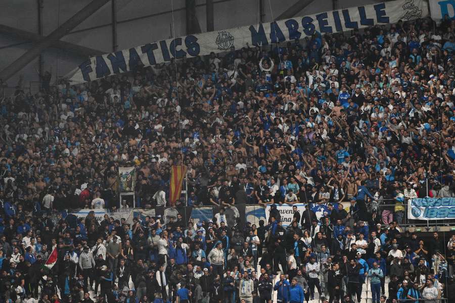 Adeptos do Marselha dentro do estádio antes de o jogo com o Lyon ter sido suspenso