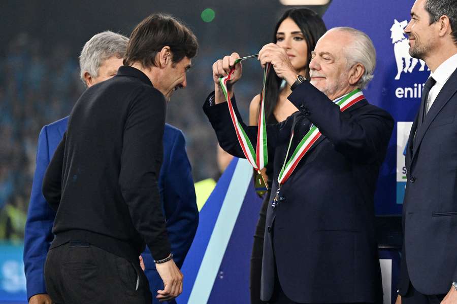 Antonio Conte recibe la medalla de campeón de Italia de manos de su presidente, Aurelio De Laurentiis