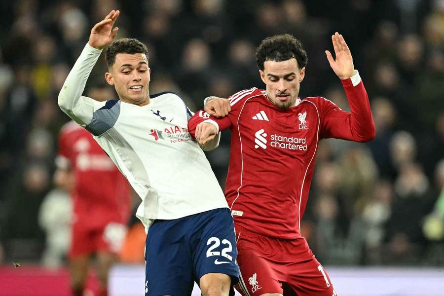 Liverpool e Tottenham se enfrentam em Anfield no domingo (15) Liverpool e Tottenham se enfrentam em Anfield no domingo (15)