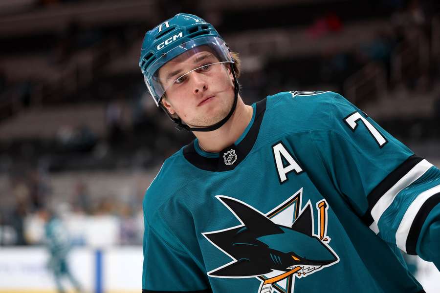 Áčko na dresu vymění za céčko. Celebrini je novým kapitánem Sharks.