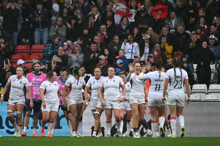 Les joueuses anglaises célèbrent leur victoire en quart de finale de la Coupe du monde féminine de rugby contre l’Écosse