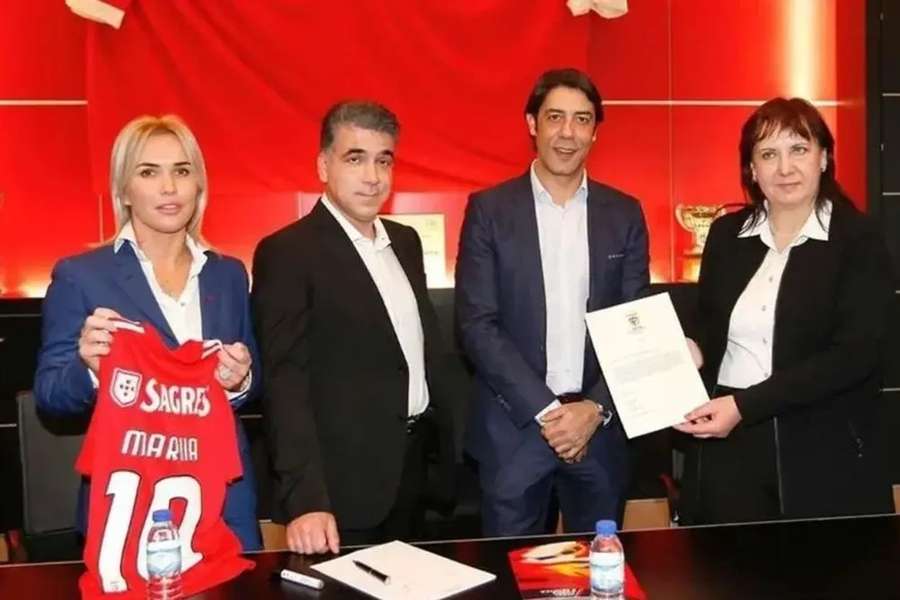 Maria Krivopishina (à esquerda) na assinatura do projeto de escola de futebol do Benfica na Ucrânia, em 2019
Maria Krivopishina (à esquerda) na assinatura do projeto de escola de futebol do Benfica na Ucrânia, em 2019