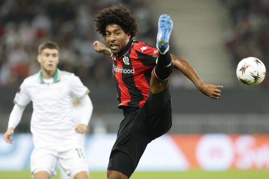 Dante devient le joueur le plus âgé à disputer un match de Ligue Europa Dante devient le joueur le plus âgé à disputer un match de Ligue Europa