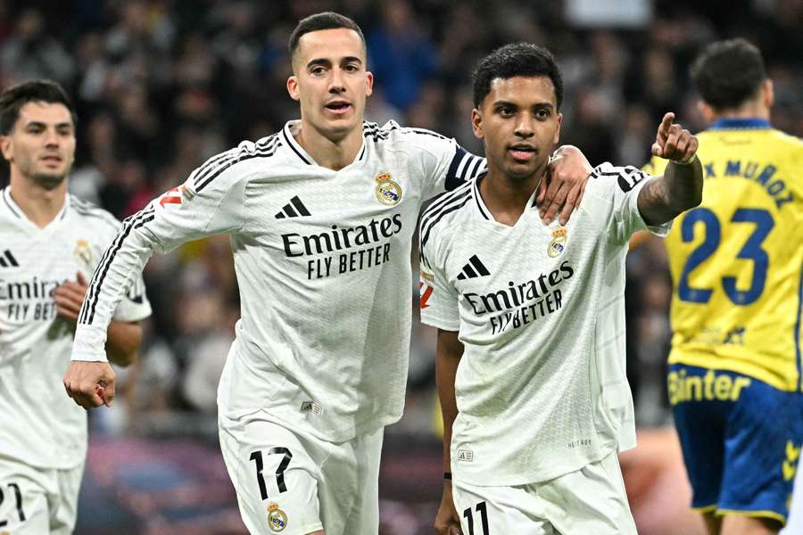 Lucas y Rodrygo, abrazados con Brahim por detrás