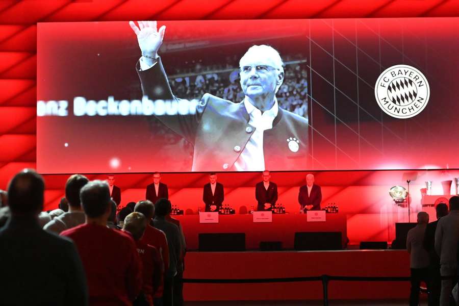 Gedenken an den "Kaiser" beider FCB-Versammlung.