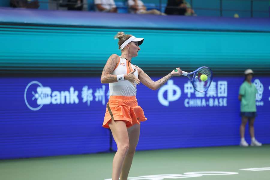 Markéta Vondroušová musela utkání s Karolínou Muchovou skrečovat.