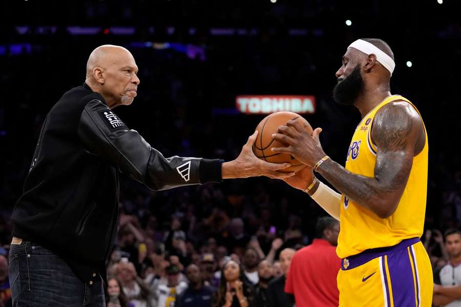 Kareem Abdul-Jabbar geeft LeBron James op symbolische wijze de bal