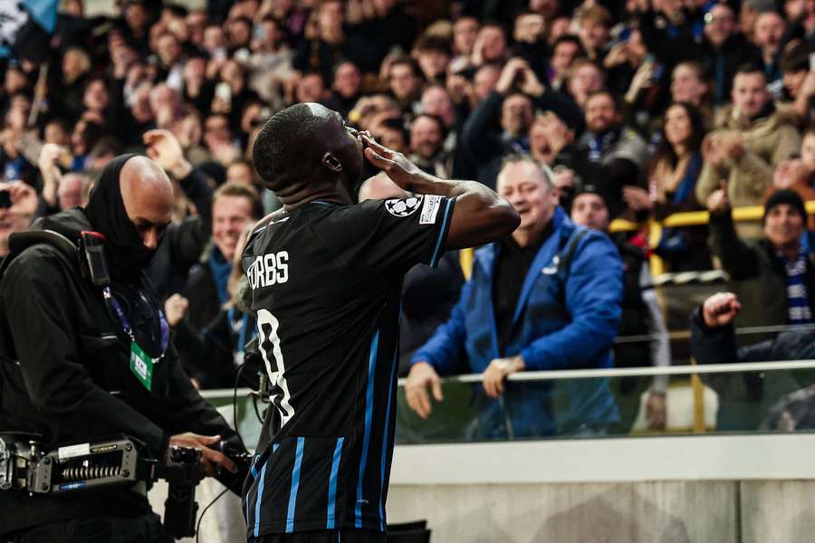 Carlos Forbs bisou e fez uma assistência Carlos Forbs bisou e fez uma assistência