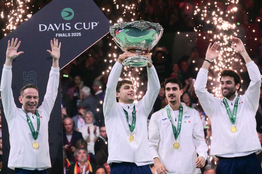 Itália celebra quarto título de Copa Davis, o terceiro título consecutivo Itália celebra quarto título de Copa Davis, o terceiro título consecutivo
