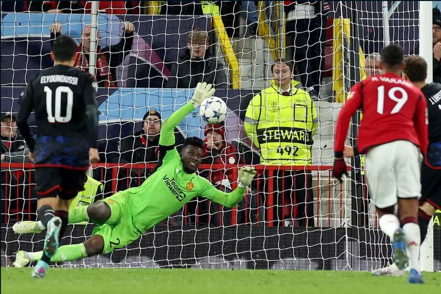 Onana stopt de penalty van Jordan Larsson