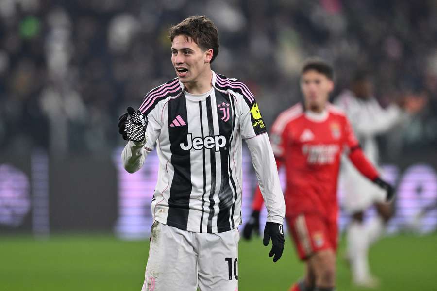 Kenan Yildiz na partida com o Benfica Kenan Yildiz na partida com o Benfica