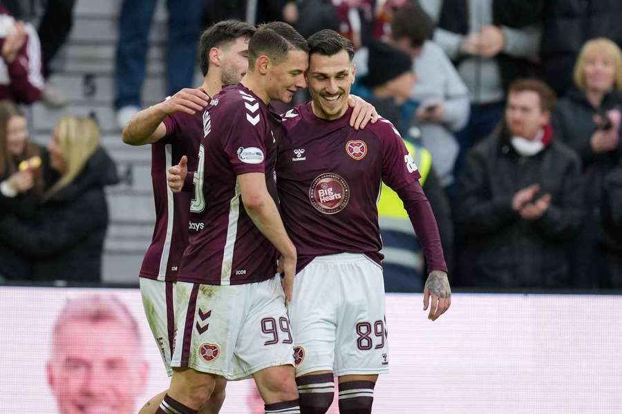 Velké letní posily Hearts a oblíbenci tribun. Vlevo Claudio Braga, vpravo Alexandros Kyziridis.