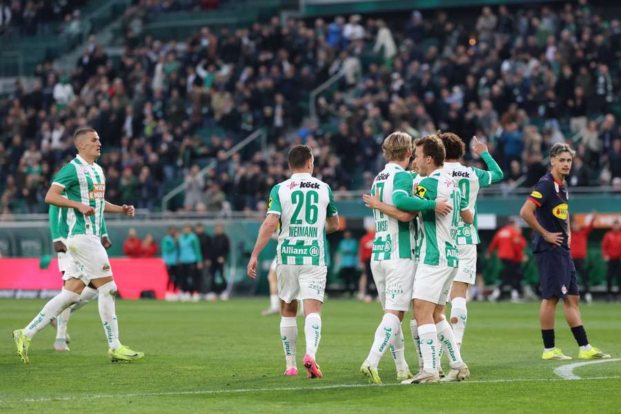 Rapid feiert das Siegtor gegen Salzburg. Rapid feiert das Siegtor gegen Salzburg.