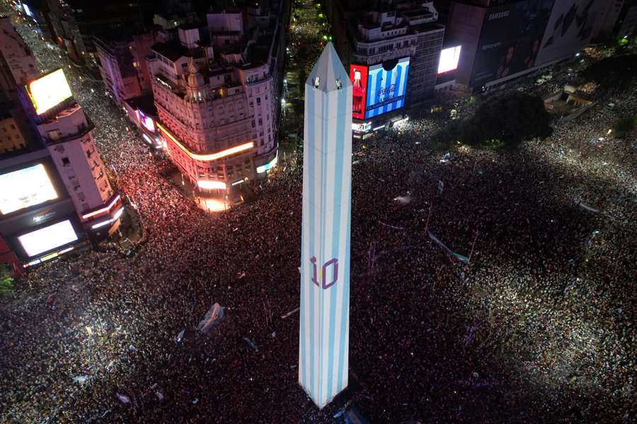 Argentine fans flood the streets to celebrate their win