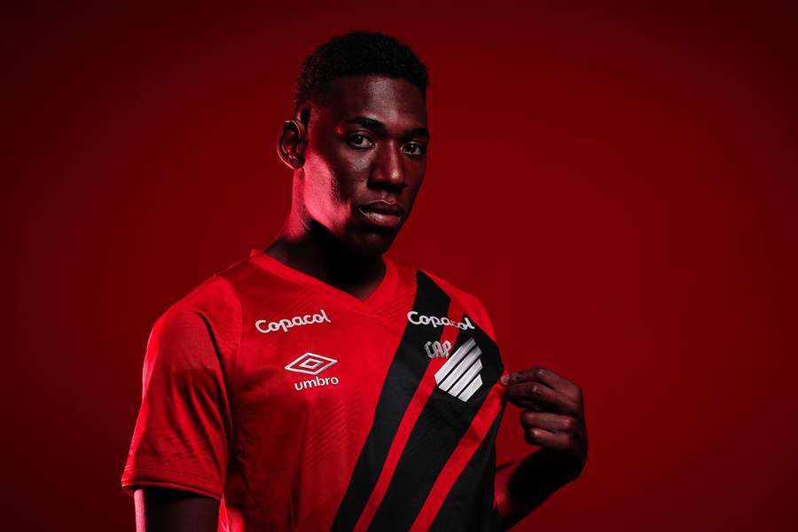 Léo posa com a camisa do Athletico-PR