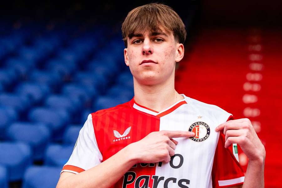 Leo Sauer pózuje v drese Feyenoordu.