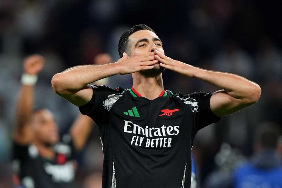 Mikel Merino manda besos.
