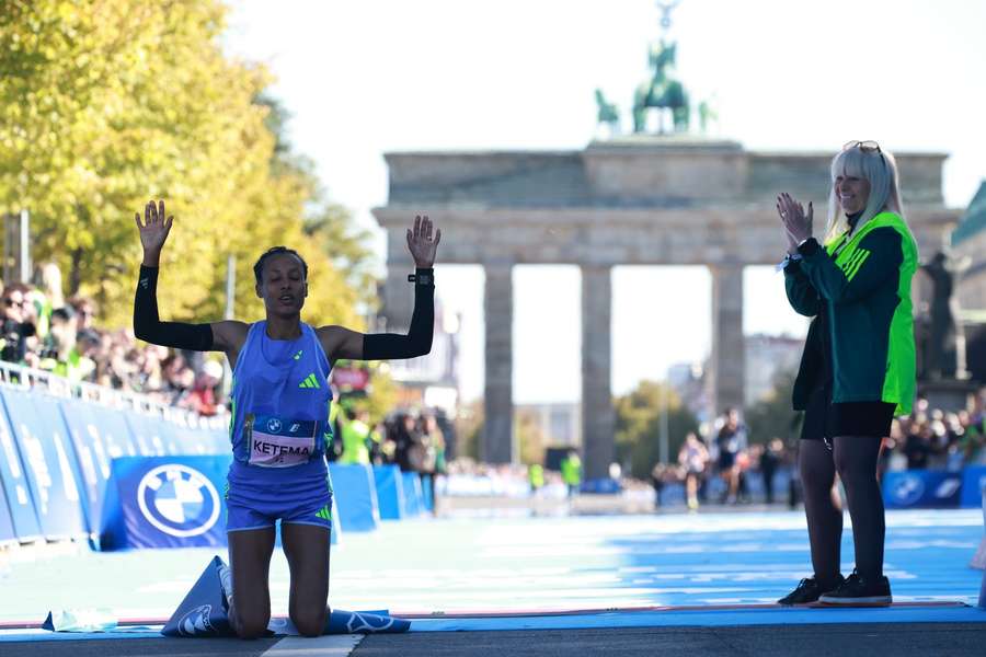 Tigist Ketema geht mit ihrem Sieg zum Boden von Berlin