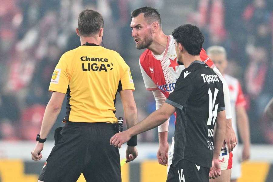 Útočník Slavie Tomáš Chorý byl ve šlágru s Plzní vyloučen.