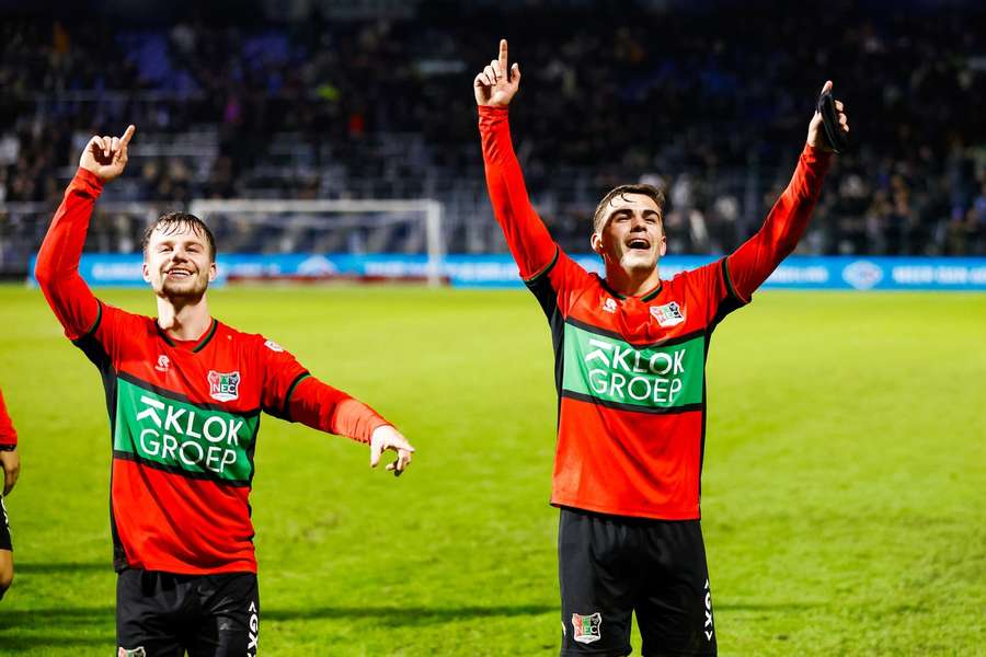 Dirk Proper (L) en Bart van Rooij vieren de zege bij PEC Zwolle met de meegereisde fans
