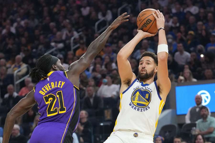 Na snímke hráč Warriors Klay Thompson (vpravo) a basketbalista Lakers Patrick Beverley.