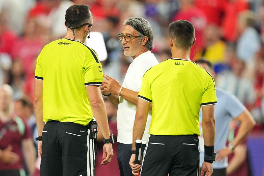 Yakin habla con el árbitro Yakin habla con el árbitro